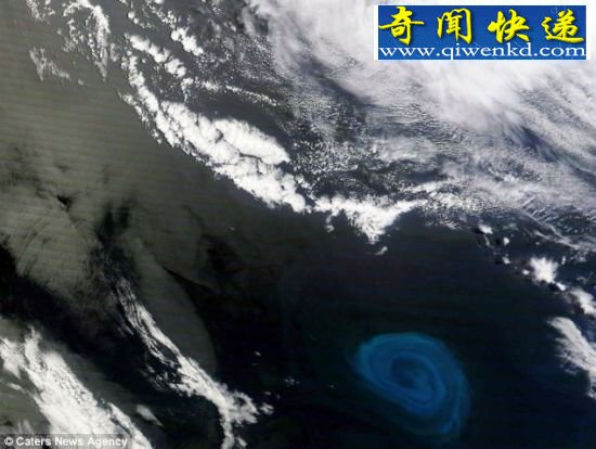 惊人图像:美国宇航局“泰拉”卫星在南非海岸拍到这个90英里(约合144公里)宽的漩涡,表面上看起来极其危险,但实际上它能从海底带出营养物质,更有可能为创造生命提供重要基础。 (图)太空拍南非水域直径148公里海底漩涡