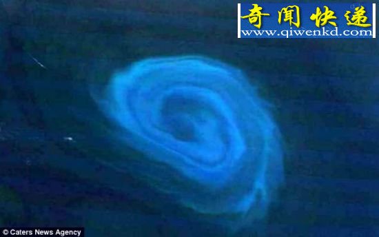 这张来自泰拉卫星的照片显示,涡流正逆时针旋转,水周围由外向内渐成蓝色,中心最为突出。 (图)太空拍南非水域直径148公里海底漩涡
