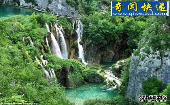 游客能沿着公园提供的小径游览几小时 探访克罗地亚最美瀑布:沉积物形成天然堤坝