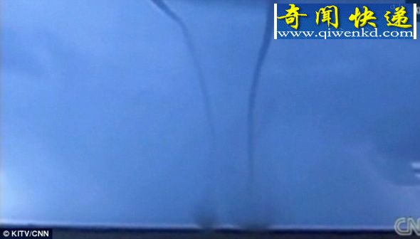 这场龙卷风是由暴风雨引发的,它导致檀香山发出洪水预警。 美国夏威夷出现双龙吸水龙卷风罕见奇观