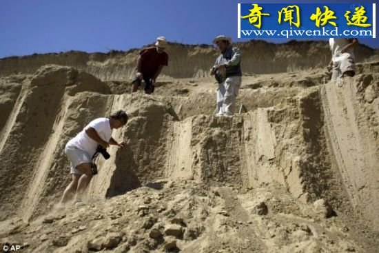 猛犸象墓地:克拉奇(左)爬上科斯托拉茨煤矿的一个陡坡。他和同事们在这里发现生活在几万年前的至少5头猛犸象的残骸。 考古学家发现5头巨型猛犸象残骸