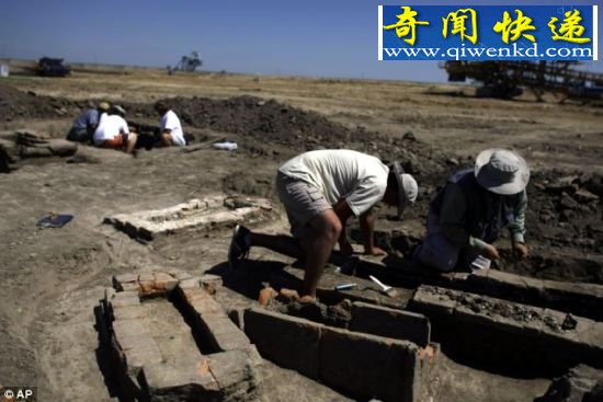 收获丰富:考古学家在一个靠近长毛猛犸象残骸遗址的地方发现罗马时代的墓穴。 考古学家发现5头巨型猛犸象残骸