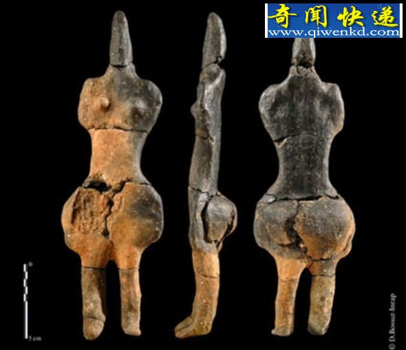在法国北部一个新石器时代窑炉废墟中发现的女性雕塑,体态丰满,保存完好,距今至少6000年 (图)法国发现6000年前女性塑像体态丰满