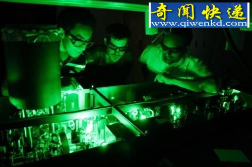 超速运行电子原子被最快激光脉冲定格