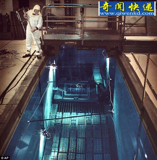 一名布鲁克海文国家实验室工作人员正在一个6.8万加仑的水池上工作。在回收处理前,这些来自反应堆的乏燃料棒被储存起来。 科学家制造出自大爆炸以来最高温度