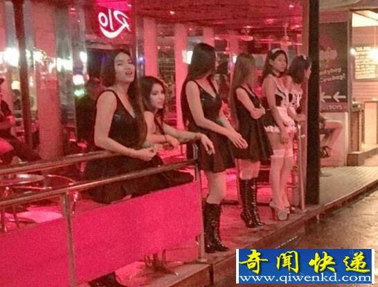 泰国红灯区糜烂不堪,美女跪地给你口(一条龙服务)