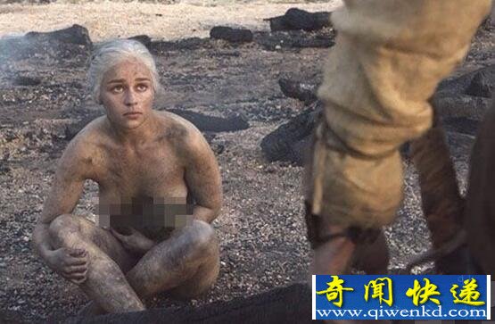艾米莉亚·克拉克甩乳照曝光,双峰摇摇欲坠宅男看呆了