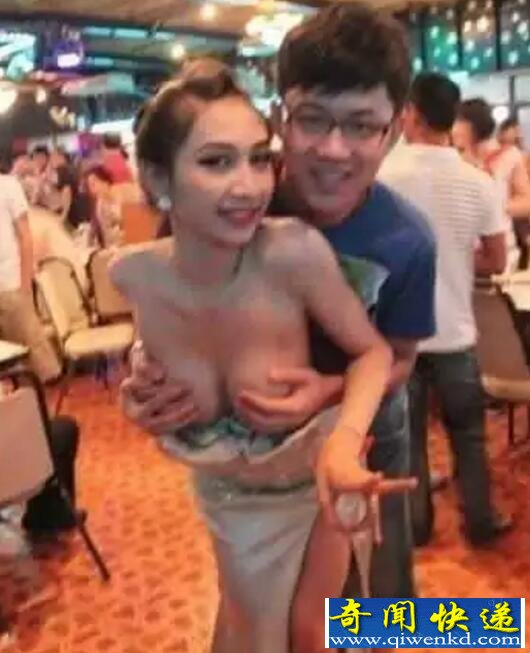 最开放彝族摸奶节,女子裸身给男子随便摸(象征吉利)