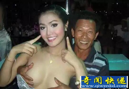 最开放彝族摸奶节,女子裸身给男子随便摸(象征吉利)